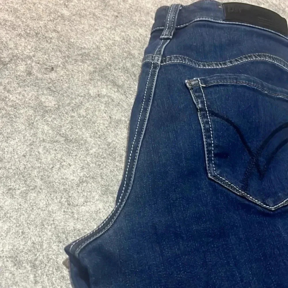 William Rast Mid Rise Slim Leg size 4 - Picture 4 of 6